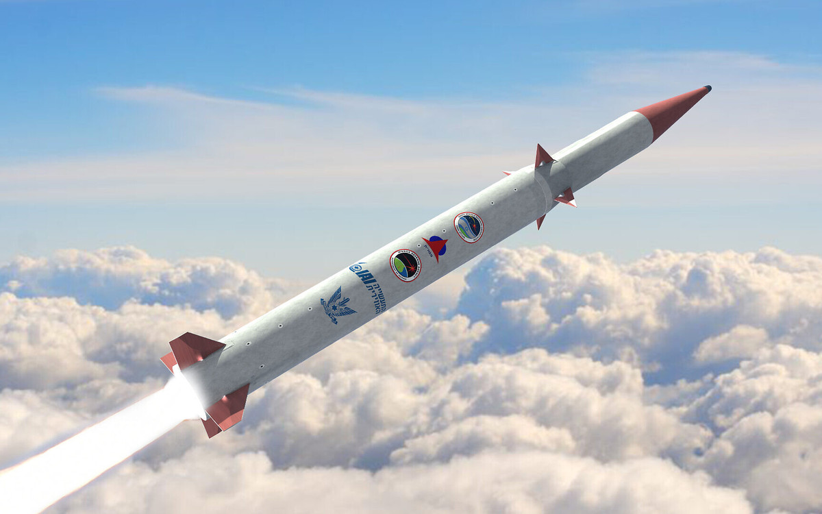 So với tên lửa Arrow-1, thay đổi lớn nhất của Arrow-2 là việc sử dụng động cơ tên lửa hai tầng, sử dụng nhiên liệu rắn, trọng lượng tên lửa của Arrow-1 là 700 kg, nhưng của Arrow-2 lên tới 1.300 kg. 