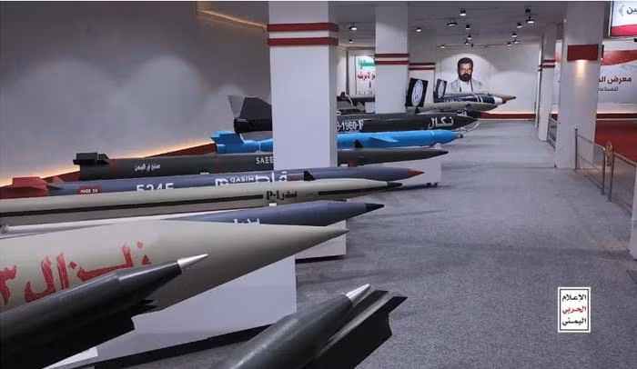 Không chịu đứng ngoài cuộc, Houthi đã phóng hàng loạt vũ khí gồm tên lửa đạn đạo, tên lửa hành trình và UAV tự sát tầm xa vào Israel trong nhiều ngày liên tiếp, khiến quân đội Mỹ phải triển khai khẩn cấp 2 tàu chiến lớp Burke ở khu vực biển Đỏ để đánh chặn.