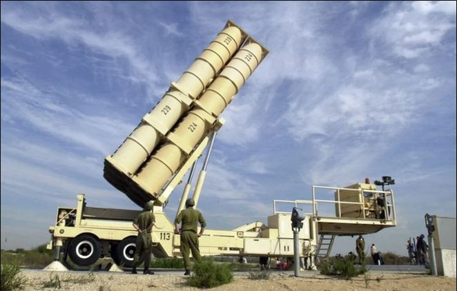 Tên lửa Arrow-2 (Mũi tên 2) có thể được coi là phiên bản hệ thống đánh chặn tầm cao THAAD của Israel, có tầm bắn hiệu quả hơn 1.600 km, có thể đánh chặn tên lửa đạn đạo ở ngoài bầu khí quyển; được Israel và Mỹ hợp tác phát triển cách đây đã gần 30 năm.