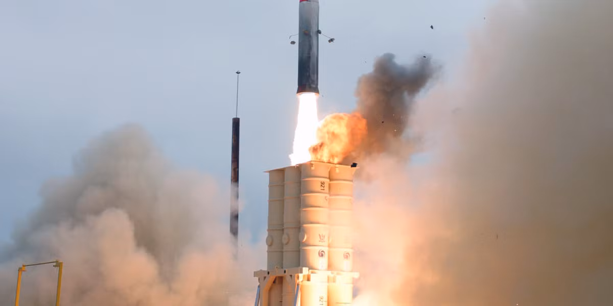 Hệ thống phòng không Arrow của Israel được khởi động lần đầu vào năm 1986. Vào thời điểm đó, Liên Xô bắt đầu cung cấp cho các nước Ả Rập tên lửa "Scud" có tầm bắn khoảng 300 km, nên Israel và Mỹ đã cùng nhau phát triển hệ thống phòng không Arrow-1, có khả năng đánh chặn tên lửa đạn đạo.