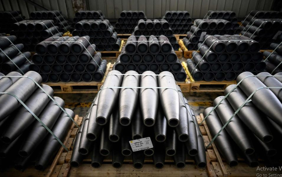 Bất chấp các cuộc tấn công dữ dội của Nga, việc sản xuất đạn pháo 155 mm vẫn được tiến hành ở Ukraine. Điều này được chứng minh bằng cuộc điều tra do các phóng viên của kênh truyền hình NHK Nhật Bản thực hiện. Phóng viên NHK cho biết, hiện nền công nghiệp quốc phòng của Ukraine phụ thuộc rất nhiều vào nguồn cung cấp của phương Tây.