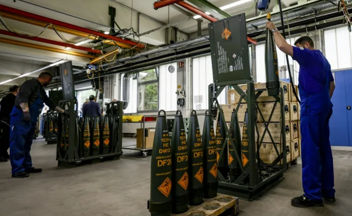 Cố vấn quốc phòng của Tổng thống Ukraine, ông Alexander Kamyshin (nguyên là cựu bộ trưởng bộ công nghiệp chiến lược của Ukraine), đã trả lời phỏng vấn các nhà báo phương Tây khi cho biết, trong 18 tháng qua (kể từ đầu năm 2023), Ukraine đã tăng gấp đôi sản lượng vũ khí sản xuất trong nước và đến cuối năm sẽ tăng gấp ba lần. 