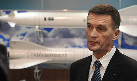 Tổng Giám đốc Tập đoàn Vũ khí tên lửa chiến thuật của Nga, ông Boris Obnosov đã báo cáo với Bộ trưởng Shoigu về loại bom hạng nặng FAB-1500 và bom chùm RBK-500 với UMPC. Ông Obnosov cho biết, công ty đã tăng sản lượng loại vũ khí phố biến nhất lên gấp 5 lần.