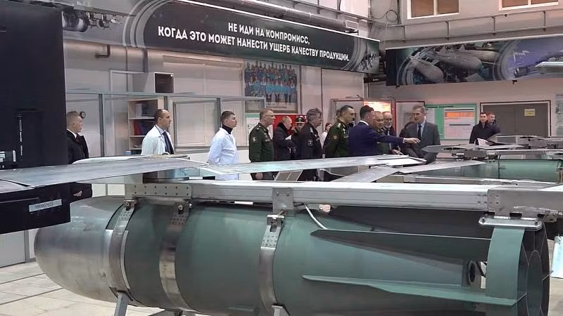 Vì một số lý do nhất định, các nhà thiết kế đã không thể sử dụng bộ UMPC được sử dụng trên các loại bom 500 và 250 kg (hai loại bom mà Không quân Nga sử dụng nhiều trên chiến trường Ukraine) cho bom FAB-1500 M54. Vì vậy, có thể nói, mọi thứ gần như phải bắt đầu lại từ đầu.