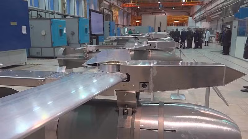 Người đứng đầu Bộ Quốc phòng Nga, ông Sergei Shoigu đã kiểm tra tiến độ thực hiện mệnh lệnh quốc phòng nhà nước tại một nhà máy công nghiệp quốc phòng ở khu vực Moscow. Trong chuyến thăm, ông Shoigu được xem các quả bom thường, được cải tiến với cánh lượn và mô-đun lập kế hoạch và hiệu chỉnh (UMPC).