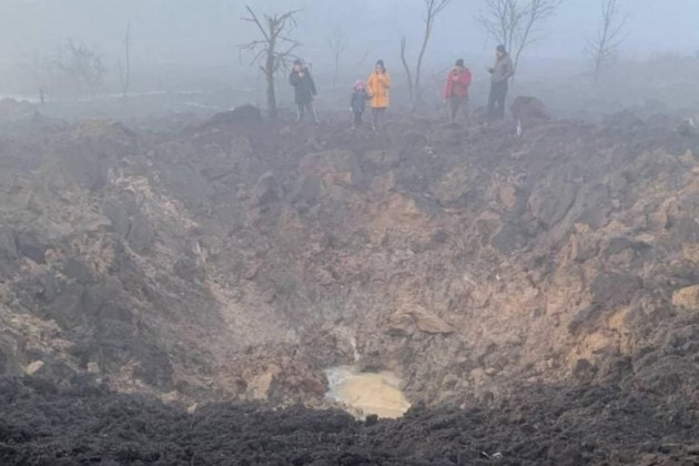 Còn chuyên gia người Anh Alexander Mercouris cho biết trong video trên kênh YouTube rằng, Nga đã sử dụng bom hạng nặng FAB-1500 để phá hủy các vị trí kiên cố của Quân đội Ukraine. Những quả bom này, theo Mercouris, cực kỳ mạnh và vượt xa sức nổ của đạn pháo tiêu chuẩn.