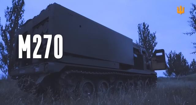 Tuy nhiên xe phóng tên lửa M270 không phải do Mỹ cung cấp, mà do Quân đội Anh viện trợ, được rút từ biên chế chiến đấu của Quân đội Anh; đồng thời xe vận tải bọc thép FV103 Spartan cũng được cung cấp cho Ukraine, làm xe hộ tống và xe chỉ huy của các đơn vị M270.