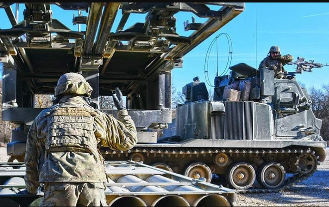 Không khó có thể nhận ra M270 nhờ nạp đạn trước vào các khay đạn, nên việc nạp đạn sau mỗi lần bắn nhanh hơn rất nhiều so với các loại MRLS của Liên Xô/Nga. Hơn nữa, đạn dự phòng của M270 được nạp sẵn tại hậu cứ, nên xong mỗi loạt bắn, việc nạp đạn diễn ra hết sức thuận lợi và không tốn sức của pháo thủ. 