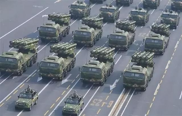 Trên thực tế, sau khi MRLS M270 sử dụng hệ thống nạp đạn modul, cả Trung Quốc và Nga đều nhận thấy lợi ích của thiết kế này. Trung Quốc với tinh thần "học hỏi cao", đã phát triển và lắp đặt hàng loạt hệ thống MRLS nạp đạn kiểu modul như MRLS M270, nâng cao sức mạnh rất nhiều của pháo phản lực phóng loạt.