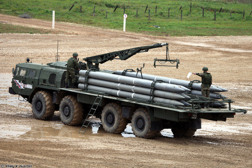 Cùng đẳng cấp với MRLS M270 của Mỹ là bệ phóng tên lửa tầm xa BM-30 Smerch của Liên Xô/Nga; tuy cỡ nòng, tầm bắn và uy lực mạnh hơn M270, nhưng do vẫn phải nạp đạn rời, nên thời gian nạp đạn rất dài và nó không thuận tiện lắm khi sử dụng.