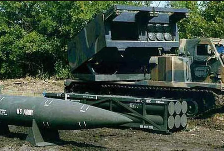 Ưu điểm của MRLS là tốc độ bắn rất nhanh, nhưng nhược điểm của nó là thời gian nạp đạn rất chậm. Tuy nhiên với MRLS M270, đạn được nạp sẵn vào các modul từ trước; nên khi nạp đạn lại, pháo thủ thay modul đạn đã nạp sẵn 6 quả, nên thời gian nạp đạn được rút ngắn.