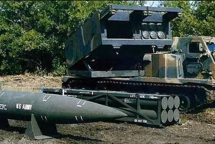 Ưu điểm của MRLS là tốc độ bắn rất nhanh, nhưng nhược điểm của nó là thời gian nạp đạn rất chậm. Tuy nhiên với MRLS M270, đạn được nạp sẵn vào các modul từ trước; nên khi nạp đạn lại, pháo thủ thay modul đạn đã nạp sẵn 6 quả, nên thời gian nạp đạn được rút ngắn.