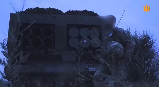 Mới đây, Tạp chí Quốc phòng Ukraine đã công bố hệ thống pháo phản lực phóng loạt 227mm M270 do Mỹ sản xuất, đồng thời quay một video quảng cáo cho hệ thống này để nâng cao tinh thần cả binh sĩ và quần chúng nhân dân. Như vậy, hệ thống MRLS của phương Tây, đã chính thức có mặt tại chiến trường Ukraine.