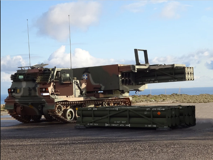 Là thiết kế đi sau nhiều các MRLS của Liên Xô, nhưng thiết kế đột phá nhất của M270 chính là sử dụng hệ thống nạp đạn kiểu modul 6 đạn phản lực hoặc 1 (2) tên lửa chiến thuật (tùy theo tầm bắn), được đóng gói trong một modul phóng kiểu thùng chứa, có thể dễ dàng nạp vào giá phóng đạn của M270. 