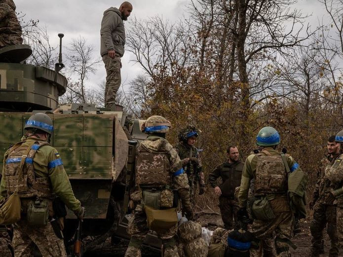 Tuy nhiên, những vị trí phòng thủ mới này của Ukraine cũng thiếu các khu đô thị hay khu công nghiệp, để biến thành pháo đài phòng thủ, gây thêm khó khăn cho việc phòng thủ lâu dài. Như vậy buộc quân Ukraine sẽ phải nhanh chóng rút lui, nếu không giữ được Karlovka.