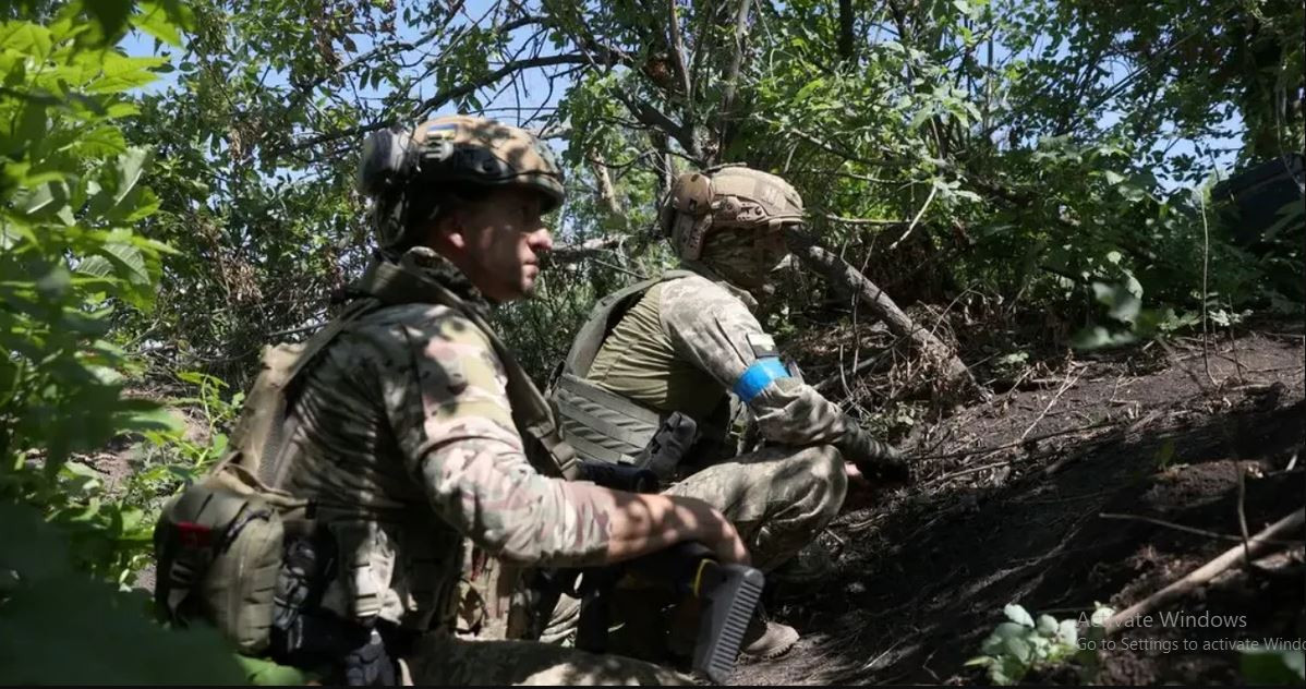 Đối với Quân đội Ukraine, việc giữ vững Karlovka không chỉ quan trọng trong việc giữ vững tuyến phòng thủ mới từ quan điểm bảo vệ các vị trí của họ, mà còn đảm bảo sự gắn kết của tuyến phòng thủ. 