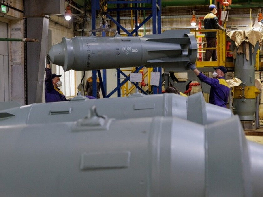 Theo một số chuyên gia, bom FAB-1500 M54 được trang bị mô-đun UMPC, là loại bom có khả năng bay gần nhất trong số bom lượn của Nga đang sử dụng hiện nay (các loại bom lượn 500 và 250 kg của Nga có tầm bay từ 20-80 km) và tầm bay tối đa chỉ là 50 km;