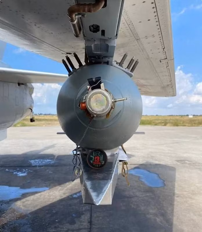 Chuyên gia Baranets nhấn mạnh, bom FAB cánh lượn có điều khiển đã chứng tỏ được tính hiệu quả trên chiến trường, cho phép phi công chiến đấu ở khoảng cách an toàn và ném bom chính xác các mục tiêu được chỉ định. 