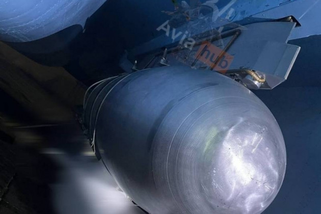 Trước đó, hình ảnh loại bom lượn FAB-1500 của Nga trên giá treo bom của máy bay Su-34 đã xuất hiện. Một mũi vòm đã được lắp trên mũi bom để giảm sức cản của không khí, giúp bom bay được nhanh hơn và xa hơn.