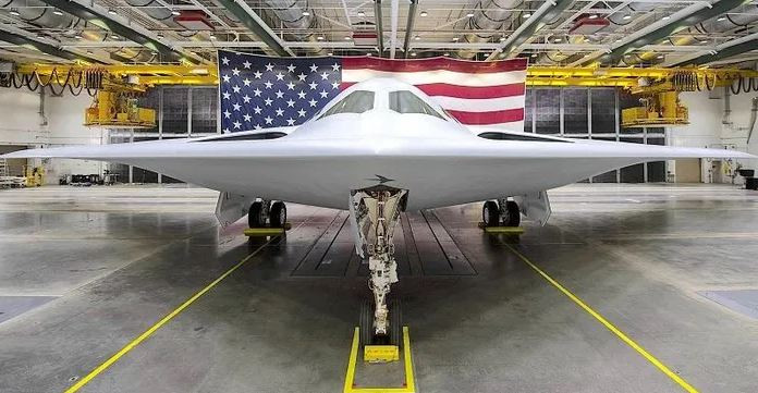 Máy bay ném bom tàng hình thế hệ mới B-21, do công ty quốc phòng hàng đầu của Mỹ, Northrup Grumman phát triển (đây cũng là công ty phát triển và sản xuất máy bay ném bom tàng hình B-2), có tầm bay tối đa 9.600 km và mang theo trọng tải 10 tấn vũ khí. 