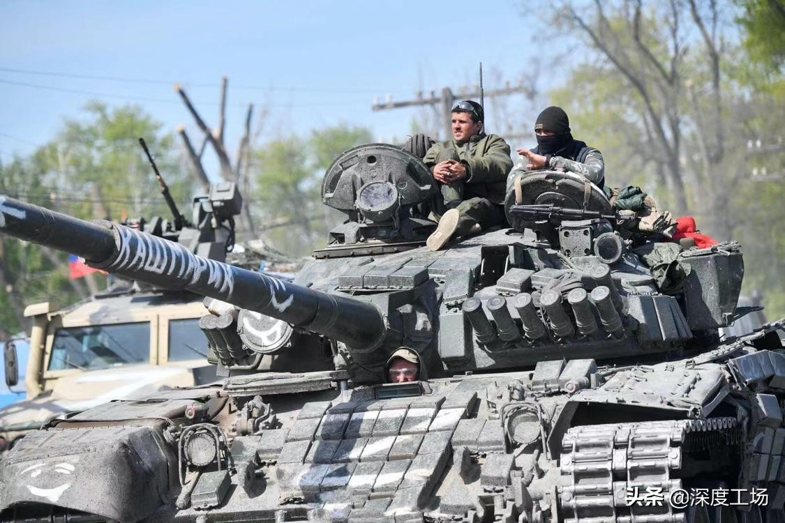 Đồng thời, Quân đội Nga cũng đang tạo ra một cuộc tấn công gọng kìm vào nhóm quân Bắc Donetsk của Ukraine. Quân đội Nga đang đối mặt với quân Ukraine tại khu vực Borovaya ở phía bắc và Bospana ở phía nam; và cả hai đang đối mặt với nhau.