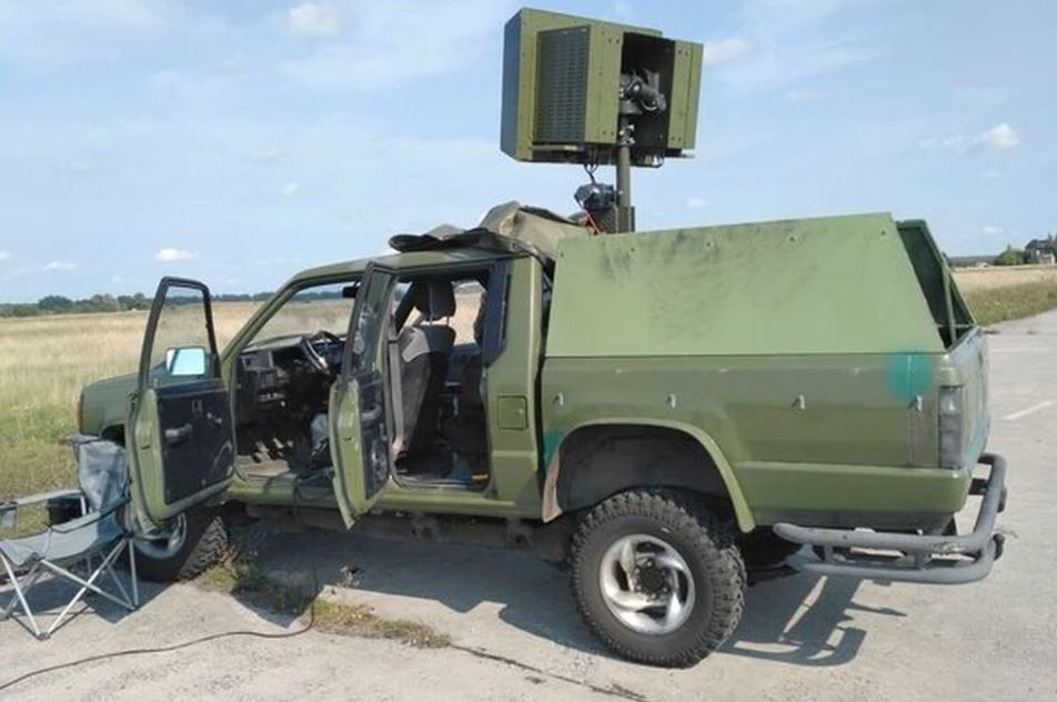 Biện pháp thứ ba của Ukraine để chống bom lượn Nga đó là sử dụng tác chiến điện tử, bằng cách đánh lừa hoặc gây nhiễu cho hệ thống định vị vệ tinh GLONASS hoặc GPS của bom lượn. Tác chiến điện tử có hiệu quả hơn với một số hệ thống khác. Để bảo vệ cơ sở hạ tầng quan trọng, Ukraine sẽ cần các thiết bị gây nhiễu mạnh, để chặn tín hiệu vệ tinh trên một vùng rộng lớn.