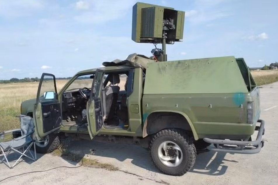 Biện pháp thứ ba của Ukraine để chống bom lượn Nga đó là sử dụng tác chiến điện tử, bằng cách đánh lừa hoặc gây nhiễu cho hệ thống định vị vệ tinh GLONASS hoặc GPS của bom lượn. Tác chiến điện tử có hiệu quả hơn với một số hệ thống khác. Để bảo vệ cơ sở hạ tầng quan trọng, Ukraine sẽ cần các thiết bị gây nhiễu mạnh, để chặn tín hiệu vệ tinh trên một vùng rộng lớn.