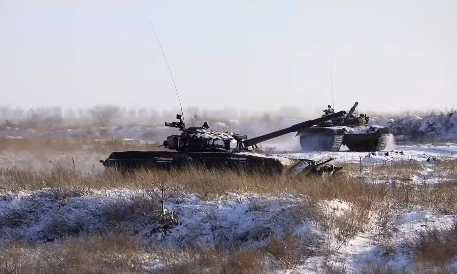 Quân Nga sử dụng chiến thuật “đánh và chạy” để liên tục tấn công và làm suy yếu tuyến phòng ngự của Ukraine. Thực hiện tấn công nhiều mục tiêu hơn, di chuyển nhanh hơn, nhằm giảm tỷ lệ pháo kích thành công của quân đội Ukraine. Đồng thời phân tán hỏa lực của các vị trí phòng thủ của quân Ukraine và tăng xác suất đột phá của quân Nga.