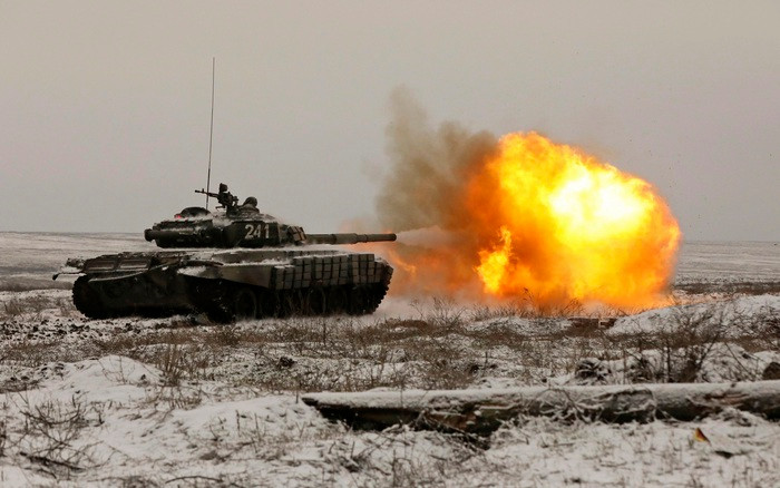 Để tránh hỏa lực pháo binh chính xác của Quân đội Ukraine, quân đội Nga đã tổ chức lực lượng của mình thành nhiều phân đội, sử dụng xe tăng và xe bọc thép để tấn công lần lượt, tiếp cận các mục tiêu khác nhau từ nhiều hướng hướng khác nhau. 