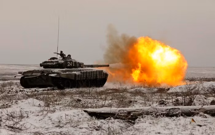 Để tránh hỏa lực pháo binh chính xác của Quân đội Ukraine, quân đội Nga đã tổ chức lực lượng của mình thành nhiều phân đội, sử dụng xe tăng và xe bọc thép để tấn công lần lượt, tiếp cận các mục tiêu khác nhau từ nhiều hướng hướng khác nhau. 