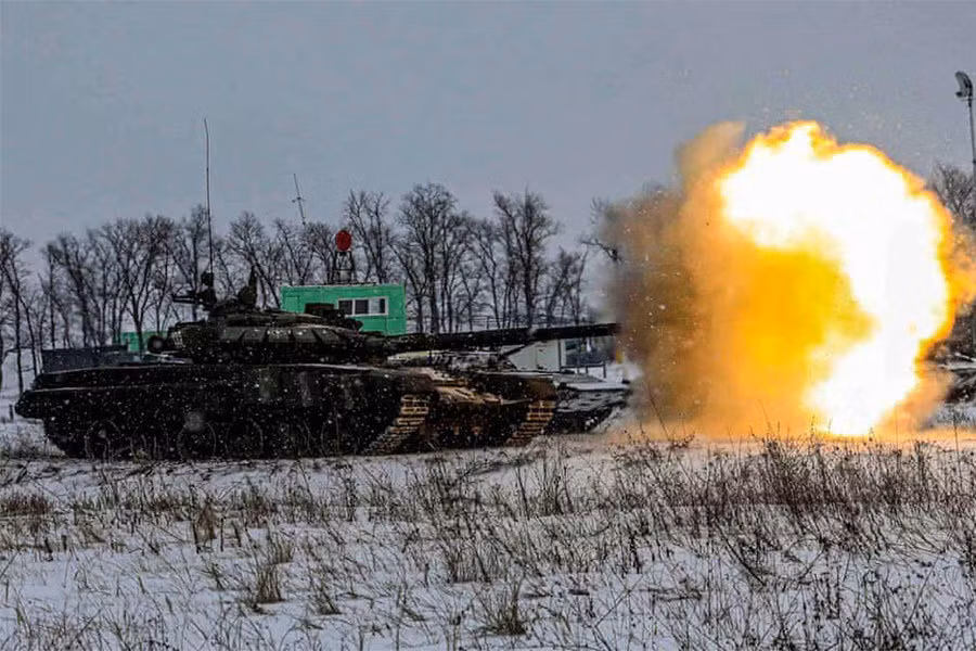 Tương tự chiếc xe tăng thứ hai bắt đầu lao về phía mục tiêu với tốc độ cao và bắn liên tục nhiều loạt, chiến thuật này cho phép bắn liên tục từ các điểm khác nhau mà không bị đối phương bắn trả.