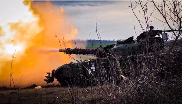 Vì lý do này, quân đội Nga bắt đầu áp dụng chiến thuật băng chuyền, trước hết là xây dựng một công sự ẩn nấp ở điểm xuất phát của cuộc tấn công, được ngụy trang kín đáo để UAV của Ukraine không thể phát hiện. Sau đó chiếc xe tăng đầu tiên lao tới mục tiêu với tốc độ cao, bắn nhanh nhiều quả đạn và rút về vị trí ẩn nấp trong vòng một phút.