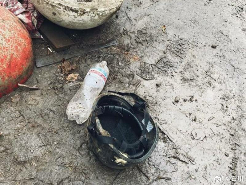 Dưới sức tấn công của quân đội Nga, những người “gục ngã đầu tiên” chính là lính đánh thuê phương Tây. Họ là những người đầu tiên báo cáo công khai trên truyền thông rằng, con đường nối giữa thành phố Bakhmut và Soledar (dài 11 km) đã bị quân Nga cắt đứt.