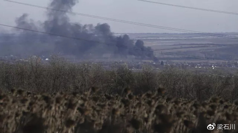 Theo nguồn tin này, một số xe bọc thép chở quân và xe bọc thép đã cố gắng chạy thoát khỏi Soledar; tuy nhiên, đoàn xe đã bị hỏa lực dày đặc của quân Nga chặn lại, khiến một số xe chiến đấu bọc thép bị phá hủy. 