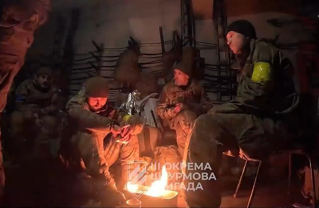 Việc Ukraine rút một phần quân khỏi Avdiivka là một tin xấu, vì đây là tiền đồn của Ukraine ở khu vực Donbass, uy hiếp trực tiếp “thủ đô” của nước cộng hòa tự xưng ly khai Donetsk. Từ đây các trận địa pháo binh của Ukraine đã bắn phá thành phố Donetsk, gây áp lực lên những người có tư tưởng ly khai.