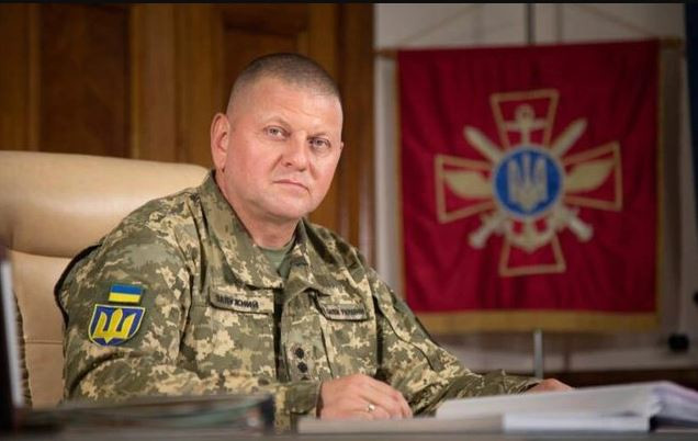 Tướng Zaluzhny khi còn đang giữ chức Tổng tư lệnh Lực lượng Vũ trang Ukraine đã không mạo hiểm thực hiện các hoạt động tấn công lớn để bảo toàn lực lượng, thì Tổng tư lệnh mới Syrsky là người ngược lại, vì ông là người được Văn phòng Tổng thống bảo trợ.