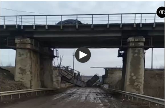 Sau khi mất một số vị trí phòng thủ ở ngoại ô, quân đội Ukraine đã cho nổ tung hai cây cầu quan trọng xung quanh thành phố Bakhmut (Nga gọi là Artemovsk), để thế giới bên ngoài tin rằng, quân đội Ukraine có thể phải triệt thoái hoàn toàn khỏi Bakhmut. 