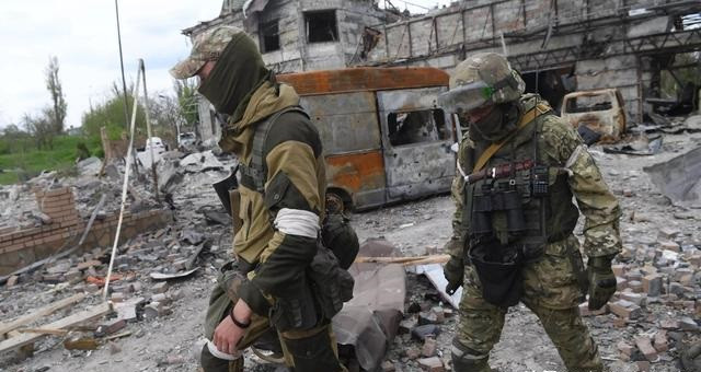 Để giảm bớt sự sợ hãi đối với số tân binh mới tăng cường cho chiến trường, quân đội Ukraine đã ra lệnh cấm vận chuyển thi thể của những người lính tử trận vào ban ngày; sử dụng các phương tiện dân sự có rơ moóc kín để vận chuyển. Đồng thời, tất cả các nhân viên y tế Ukraine được lệnh không tiết lộ số lượng và tình trạng thương vong.