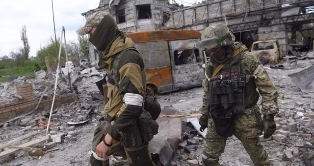 Để giảm bớt sự sợ hãi đối với số tân binh mới tăng cường cho chiến trường, quân đội Ukraine đã ra lệnh cấm vận chuyển thi thể của những người lính tử trận vào ban ngày; sử dụng các phương tiện dân sự có rơ moóc kín để vận chuyển. Đồng thời, tất cả các nhân viên y tế Ukraine được lệnh không tiết lộ số lượng và tình trạng thương vong.