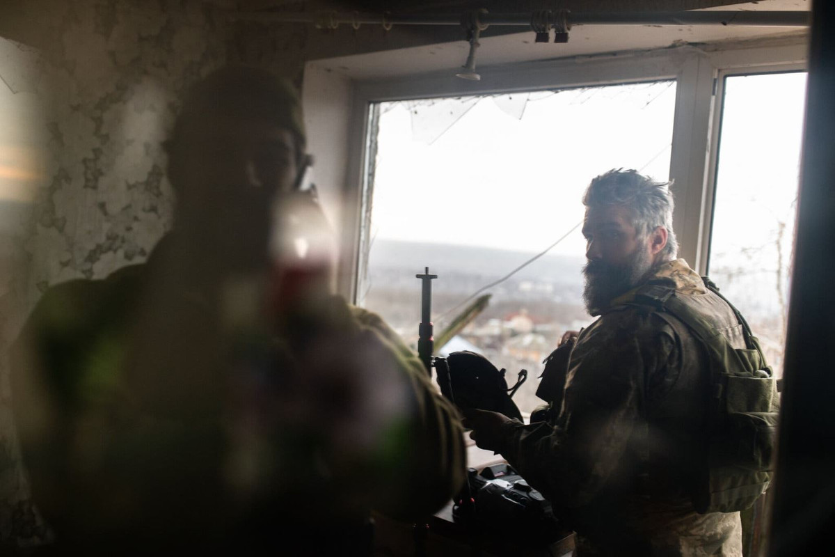 Vào ngày 23/12, Andrei Marochko, chỉ huy của đơn vị dân quân Luhansk và là người chịu trách nhiệm phát ngôn chiến trường, nói với Hãng thông tấn Sputnik của Nga rằng, quân phòng ngự Ukraine đang biến các mái nhà của các tòa nhà cao tầng ở Bakhmut, thành các trạm quan sát máy bay với hệ thống phòng không di động.