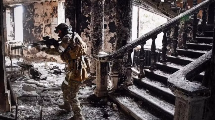 Trong những ngày qua, khi quân đội Nga và lực lượng dân quân Lugansk và Donetsk thân Nga, phá vỡ tuyến phòng thủ của quân phòng thủ Ukraine ở ngoại ô Bakhmut, quân đội Ukraine đã chịu thêm thương vong và phải rút lui về nội ô thành phố Bakhmut.