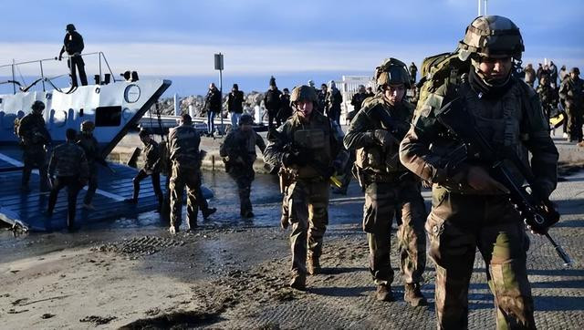 Mặc dù cuộc tập trận quân sự này được tiến hành bí mật, nhưng quy mô của nó đã thu hút sự chú ý rộng rãi. Người ta nói rằng có tới 3.200 binh sĩ đặc nhiệm của quân đội Pháp đã tham gia cuộc tập trận. Địa điểm tập trận được chọn ở khúc quanh sông Dnieper, một địa điểm chiến lược ở phía bắc Kiev.