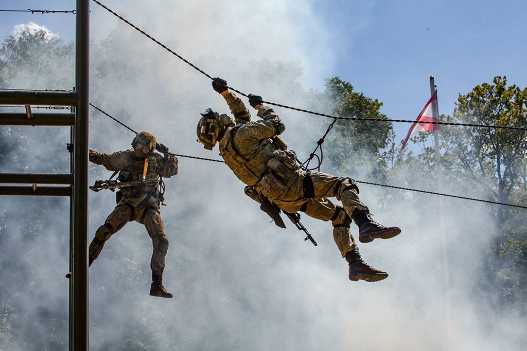 Tổng thống Macron thậm chí còn công khai tuyên bố, Pháp sẵn sàng gửi quân tới làm nhiệm vụ gìn giữ hòa bình ở Ukraine, hoặc trực tiếp huấn luyện AFU. Hành động cụ thể, là Pháp đã huấn luyện và trang bị toàn bộ cho Lữ đoàn bộ binh cơ giới 155 của AFU; tuy nhiên lữ đoàn này đã đảo ngũ phần lớn, trước khi tới chiến trường.