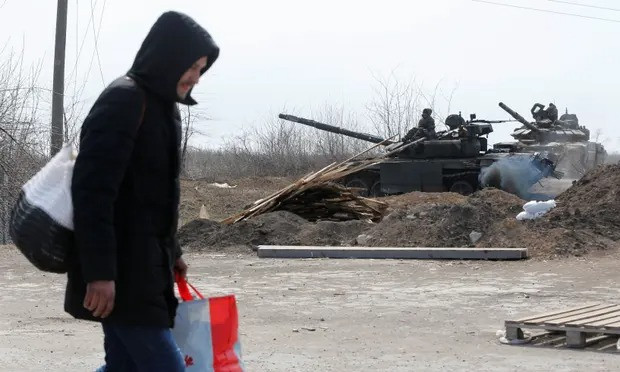 Một quan chức của thành phố Mariupol nói rằng, mọi người sợ phải ra khỏi hầm trú ẩn, thậm chí ngay cả khi chỉ để nhận những thứ đồ thiết yếu, vì vậy họ phải uống ít nước và ăn dè sẻn thực phẩm.