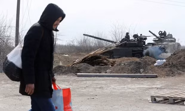 Một quan chức của thành phố Mariupol nói rằng, mọi người sợ phải ra khỏi hầm trú ẩn, thậm chí ngay cả khi chỉ để nhận những thứ đồ thiết yếu, vì vậy họ phải uống ít nước và ăn dè sẻn thực phẩm.