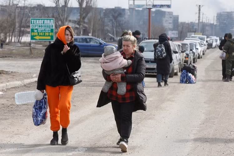 Tối hậu thư của Quân đội Nga khẳng định, sẽ đảm bảo cho những người chấp nhận đầu hàng rời khỏi thành phố an toàn. CNN cho biết, chiến sự ác liệt tại Mariupol đã khiến toàn bộ các dịch vụ cơ bản bị ảnh hưởng, người dân rất khó khăn trong việc tiếp cận điện, nước, khí gas.