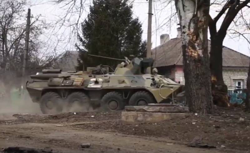 Trong khi đó, lực lượng dân quân của nước cộng hòa Donetsk (DPR) tự xưng, phối hợp cùng với Quân đội Nga, đang tiếp tục truy kích Lữ đoàn bộ binh cơ giới số 53 của Ukraine đang bỏ chạy và tấn công khu dân cư Mikhailovsky.