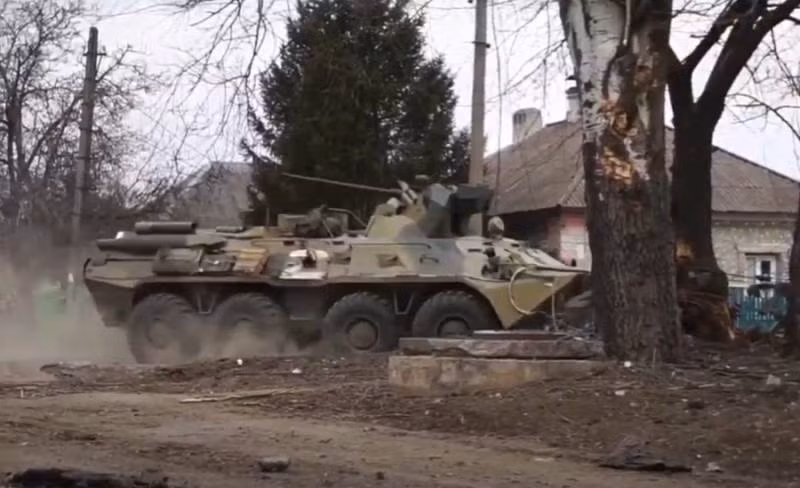 Trong khi đó, lực lượng dân quân của nước cộng hòa Donetsk (DPR) tự xưng, phối hợp cùng với Quân đội Nga, đang tiếp tục truy kích Lữ đoàn bộ binh cơ giới số 53 của Ukraine đang bỏ chạy và tấn công khu dân cư Mikhailovsky.