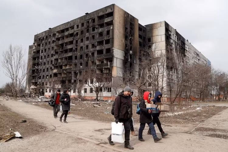 Trong ngày hôm nay, phía Nga kêu gọi các chiến binh Ukraine ở thành phố Mariupol hạ vũ khí và rời khỏi Mariupol. Phía Nga cho biết, quân đội Nga sẽ mở kênh nhân đạo đông tây Mariupol từ 10h ngày 21/3 (theo giờ Moscow), và cho phép lực lượng vũ trang Ukraine hạ vũ khí rời Mariupol.