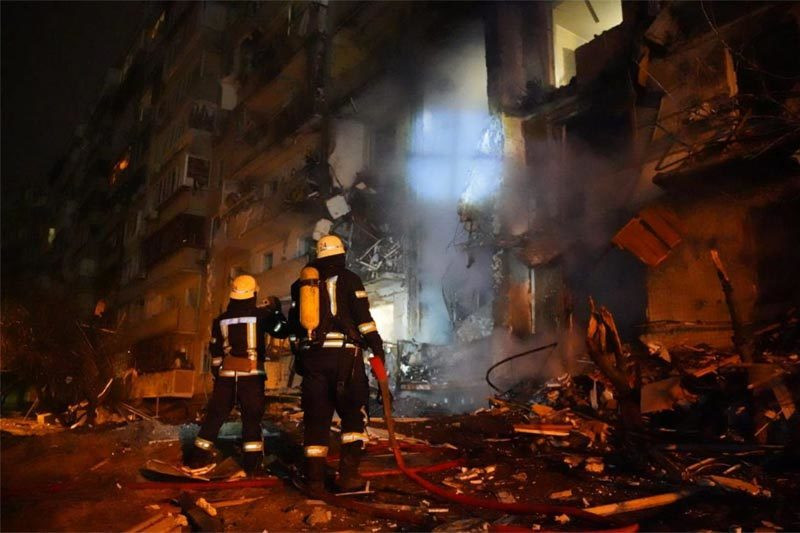 Còn theo thông tin mới nhất từ Bộ Quốc phòng Nga, Quân đội Nga tiếp tục tấn công bằng vũ khí dẫn đường chính xác vào cơ sở hạ tầng quân sự của Ukraine, cũng như các điểm tập kết và trung tâm huấn luyện cho các chiến binh nước ngoài, đã đến lãnh thổ nước này.